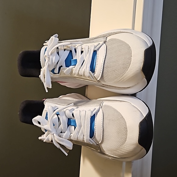 SIZE 7 1\2"  MULTI COLORED GUESS BAILIAN SNEAKERS - Picture 1 of 8